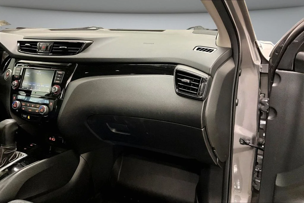 Used 2022 Gray Nissan SV image 26