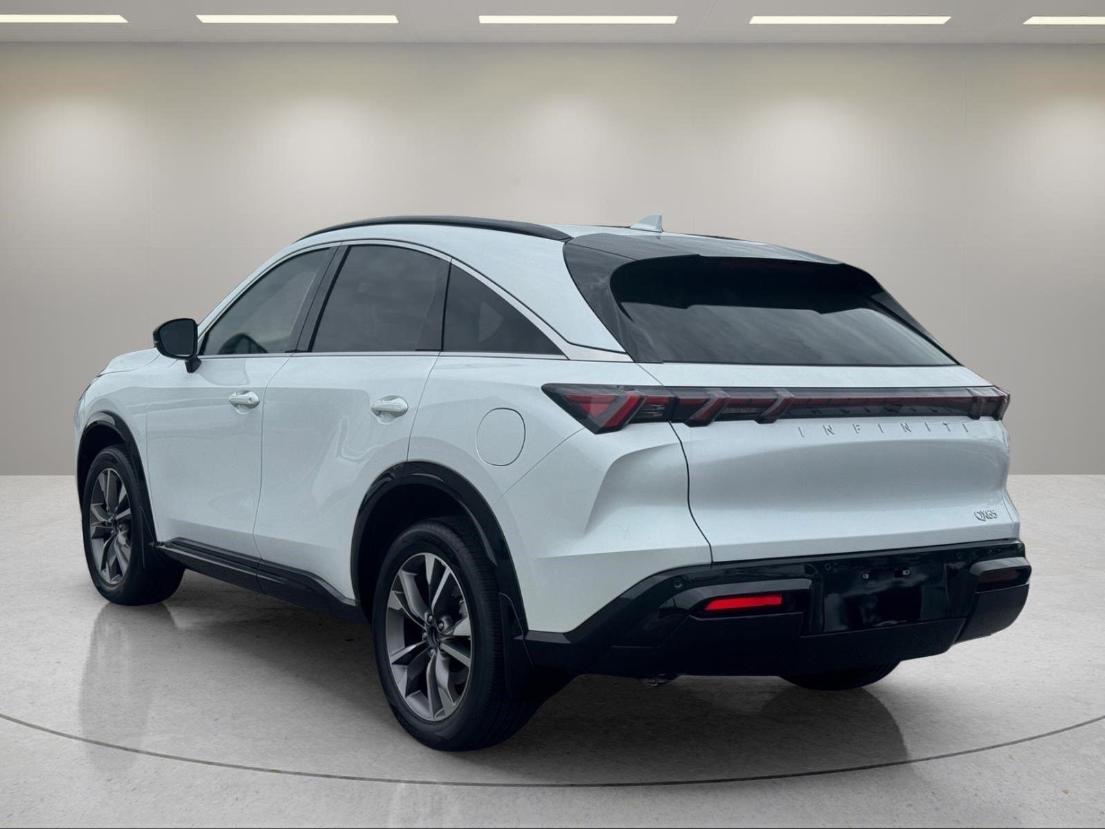 New 2027 RADIANT WHITE INFINITI Luxe AWD image 3