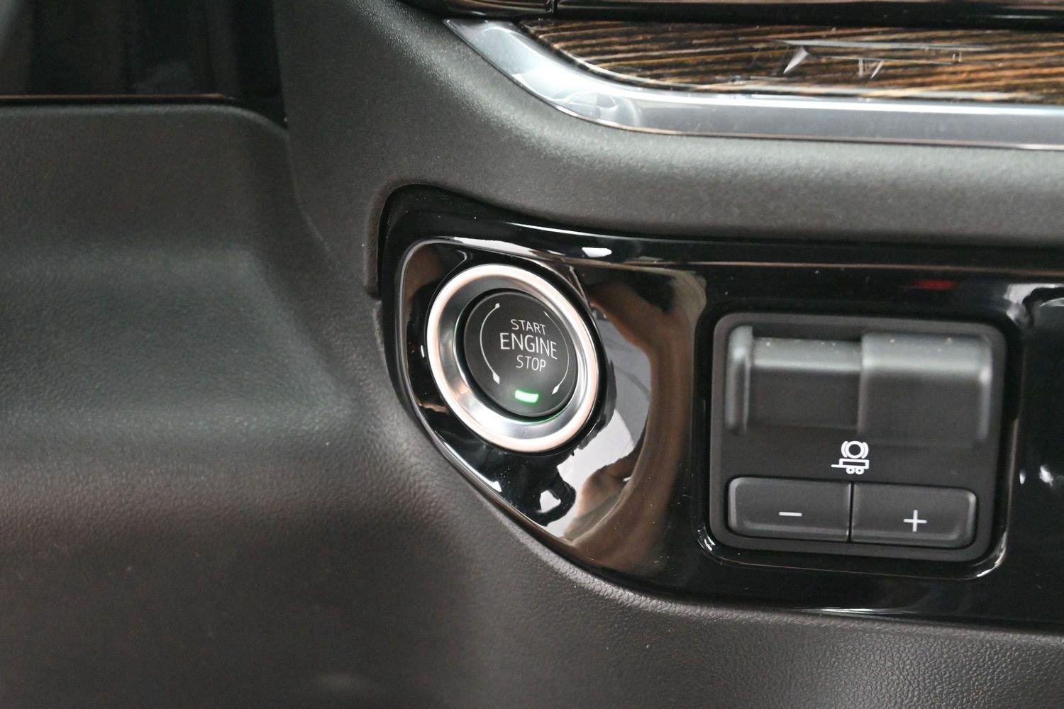 Used 2025 Onyx Black GMC Elevation image 24