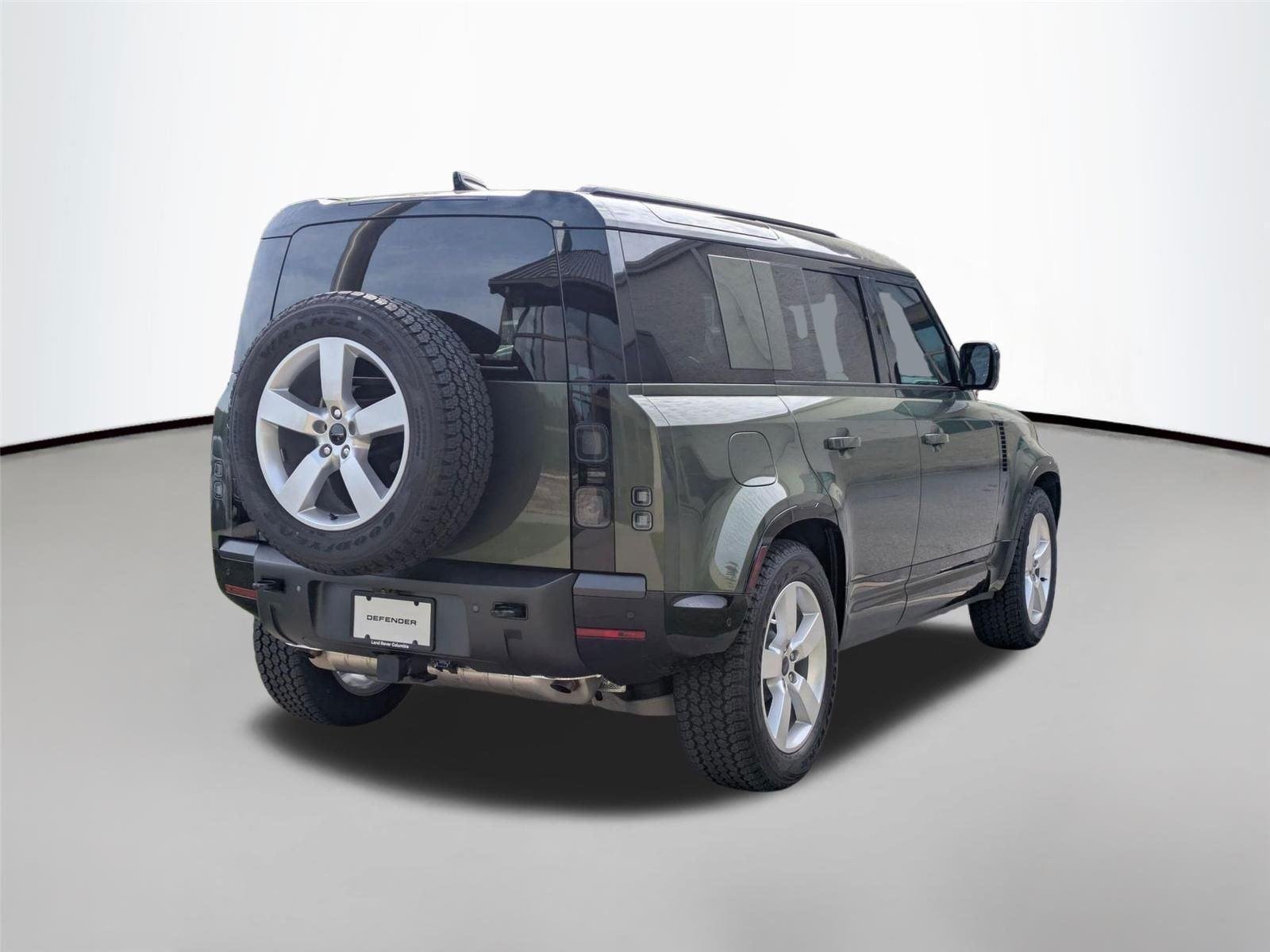 Used 2026 Woolstone Green Metallic Land Rover X-Dynamic SE image 5