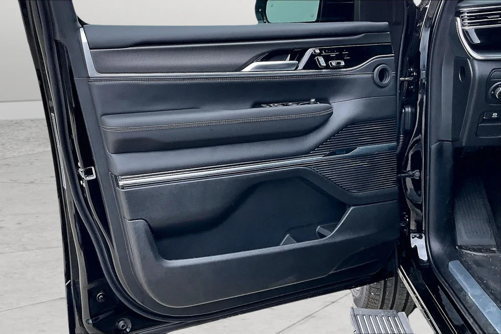 New 2026 High Gloss Black Jeep Summit Obsidian image 11