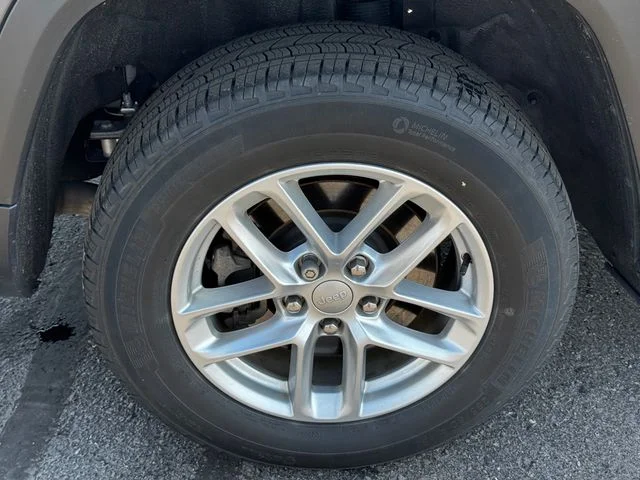 Used 2024 Gray Jeep Laredo image 12