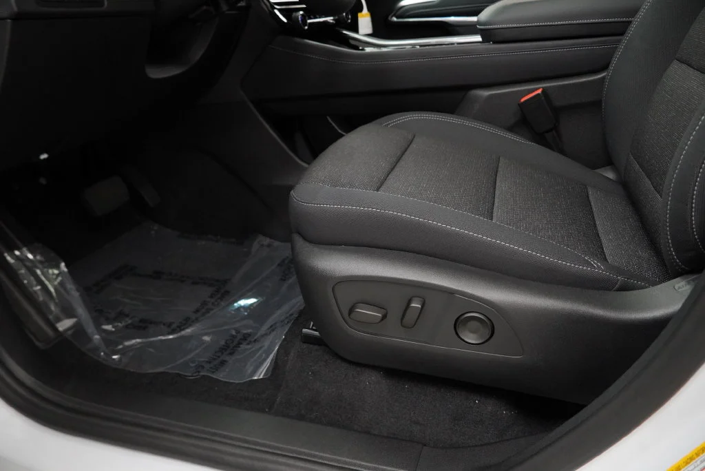 New 2027 Summit White Chevrolet LT image 33