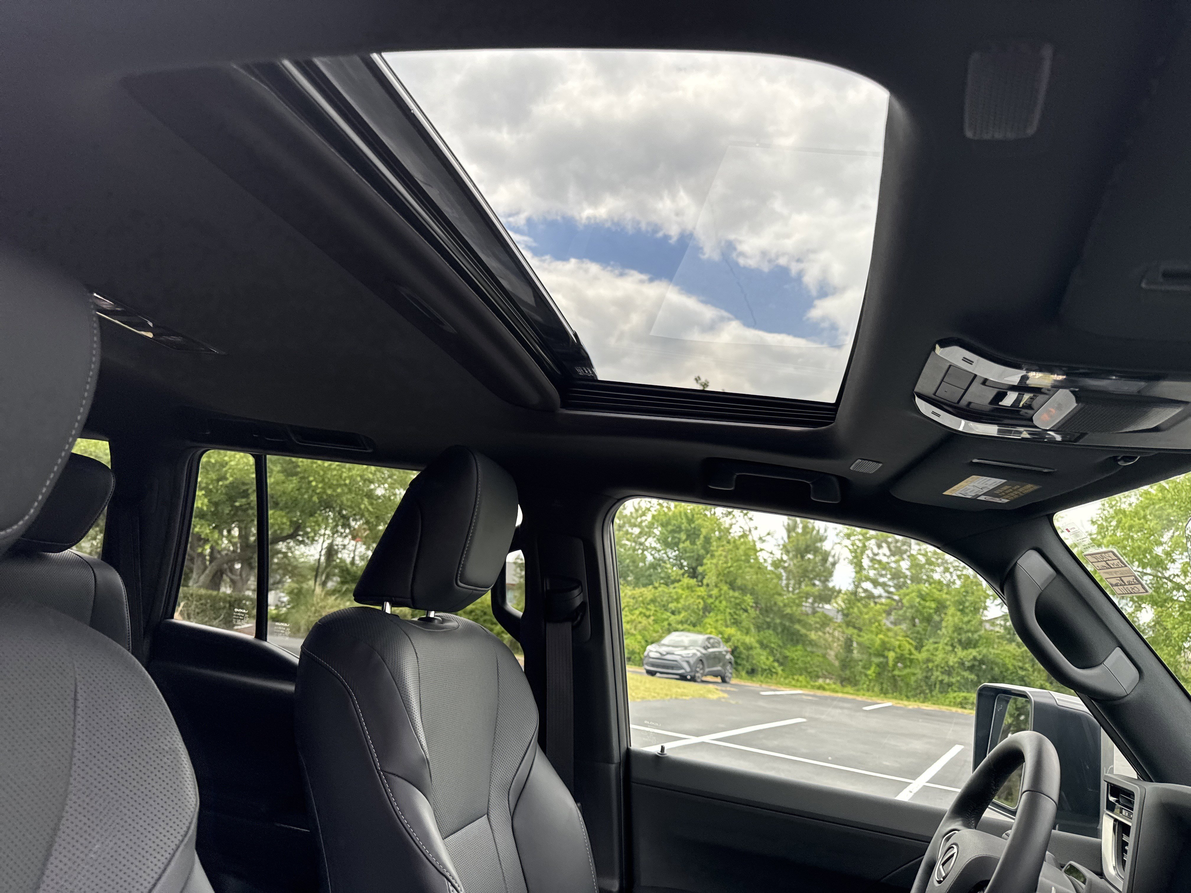 Used 2025 Incognito Lexus 550 Premium+ image 26