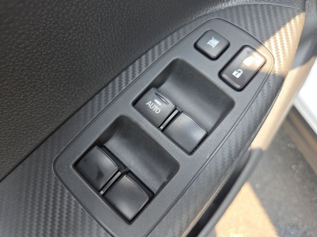 Used 2023 White Diamond Mitsubishi SE image 29