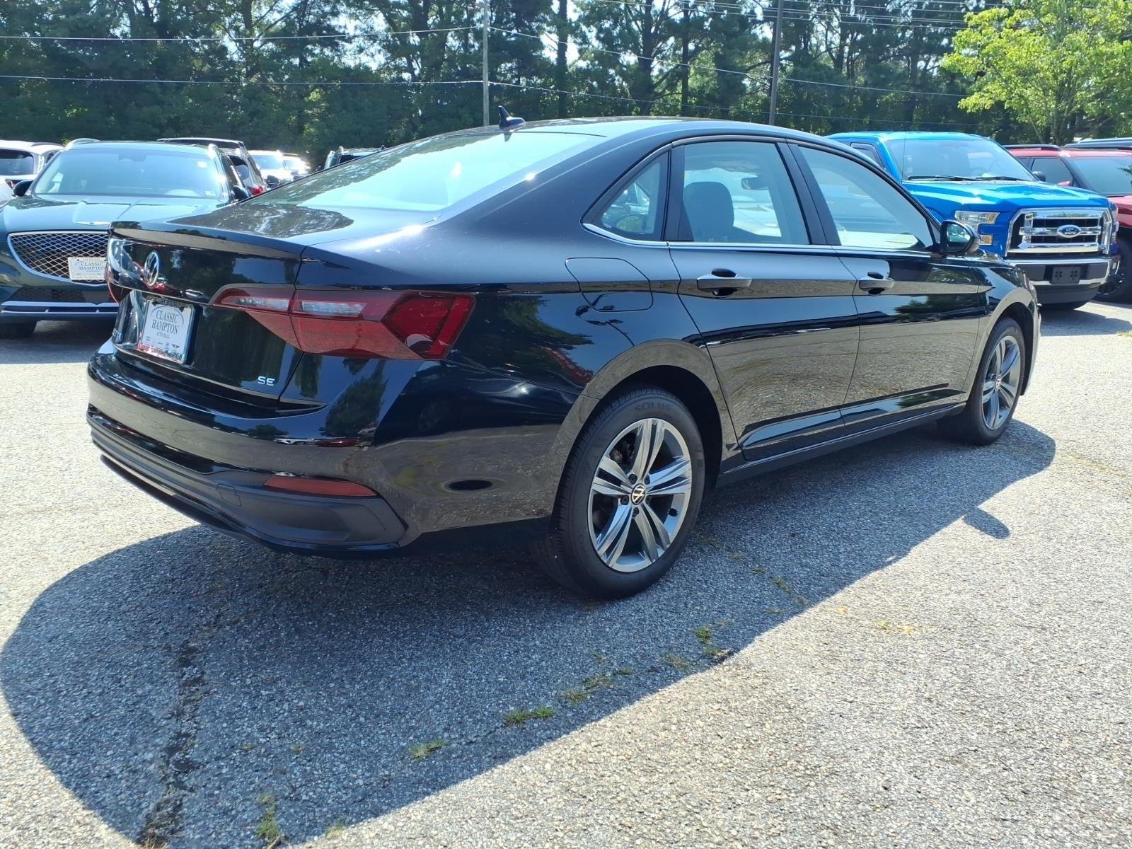 Used 2024  Volkswagen SE image 6