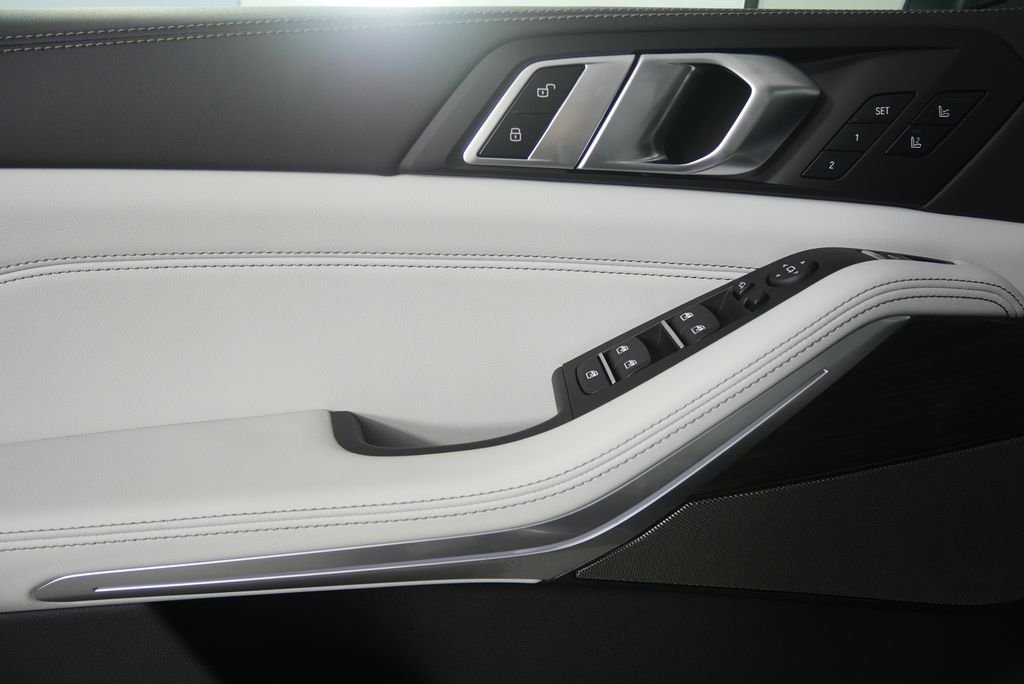 Used 2026 Dravit Grey Metallic BMW xDrive50e image 9