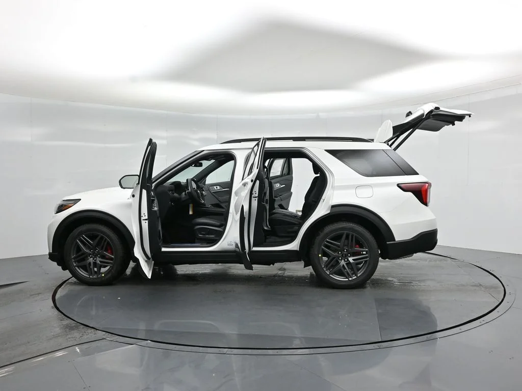 New 2026 Star White Metallic Tri-Coat Ford ST-Line image 36