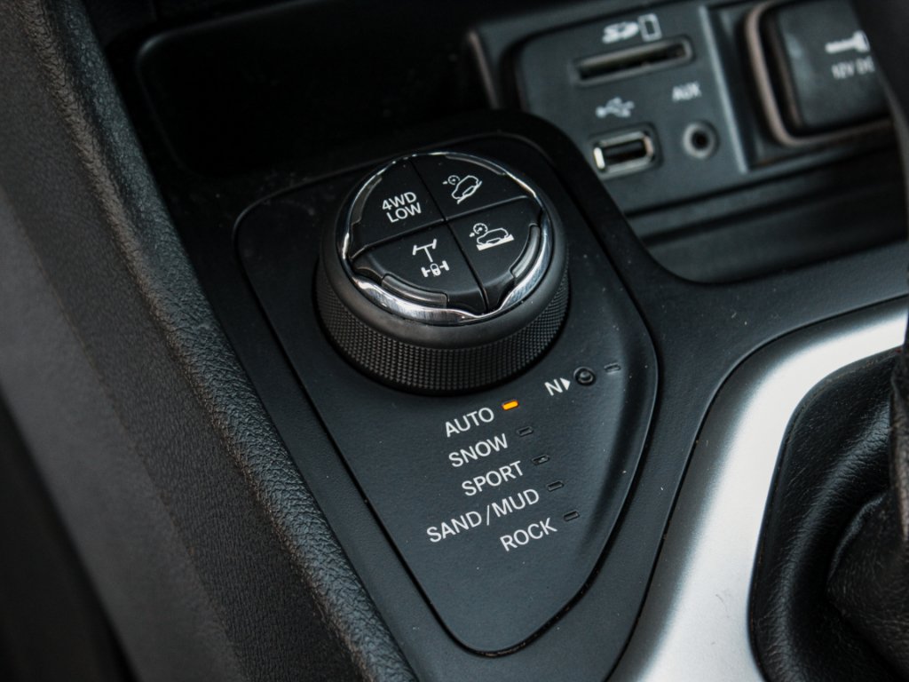 Used 2018 Billet Silver Metallic Clearcoat Jeep Trailhawk image 22