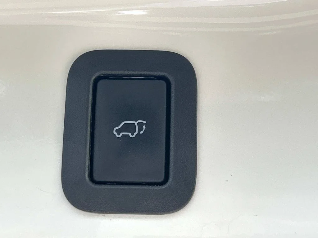 Used 2016 White Toyota XLE V6 image 11