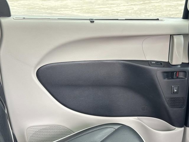 Used 2022 Gray Chrysler Limited image 28
