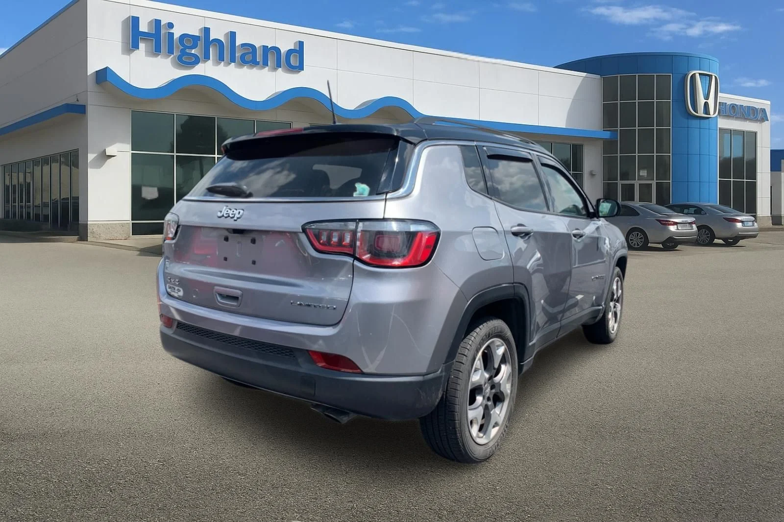 Used 2018 Silver Jeep Limited image 4