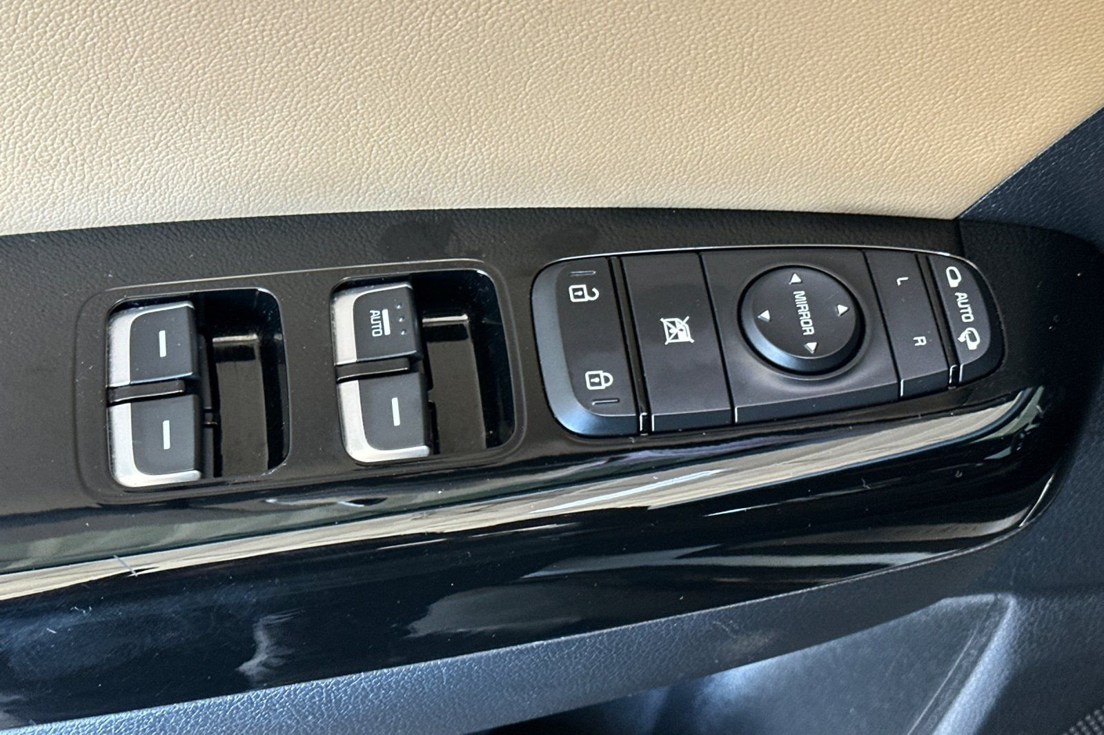 Used 2020 White Kia SX image 12