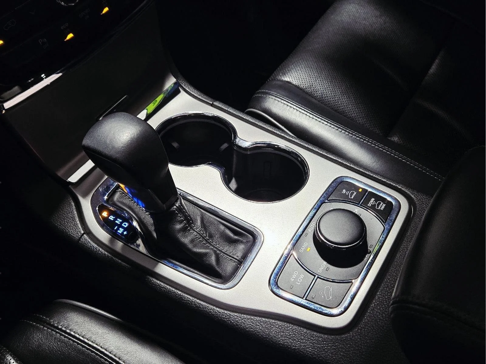 Used 2019 Diamond Black Crystal Pearlcoat Jeep Overland image 40