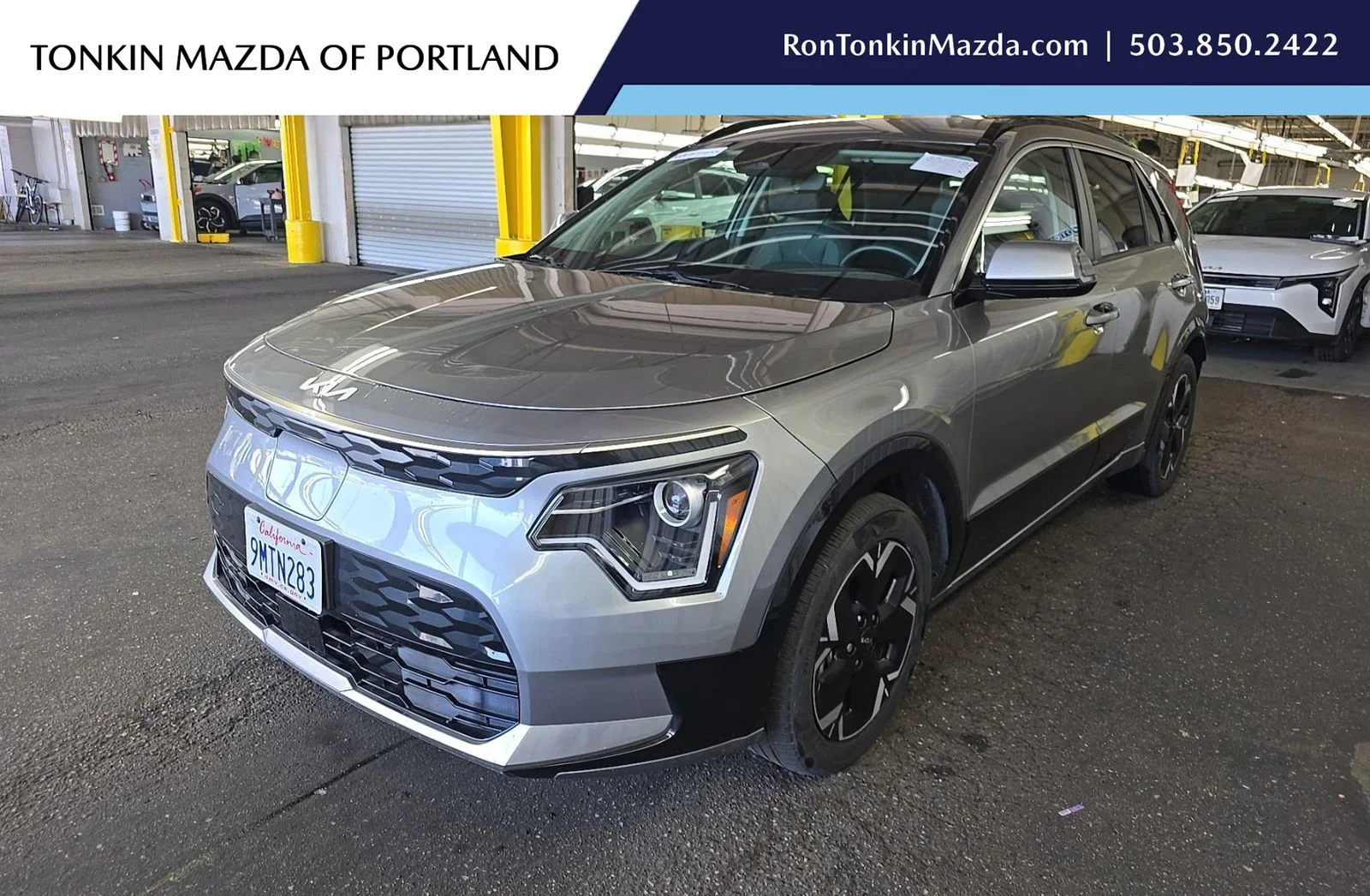 Used 2024 Steel Gray Kia Wind image 1