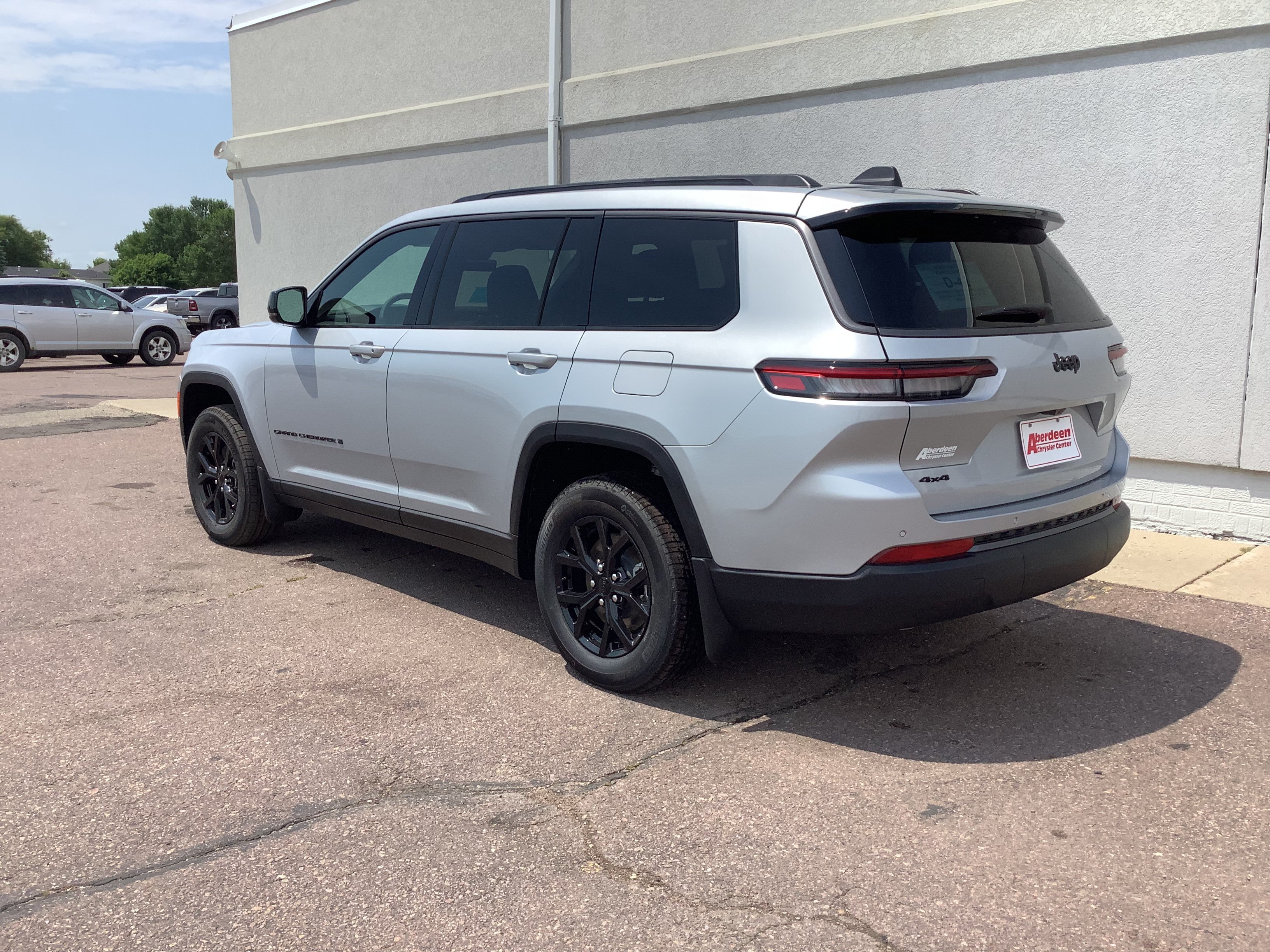 New 2026 Silver Zynith Exterior Paint Jeep Altitude image 6