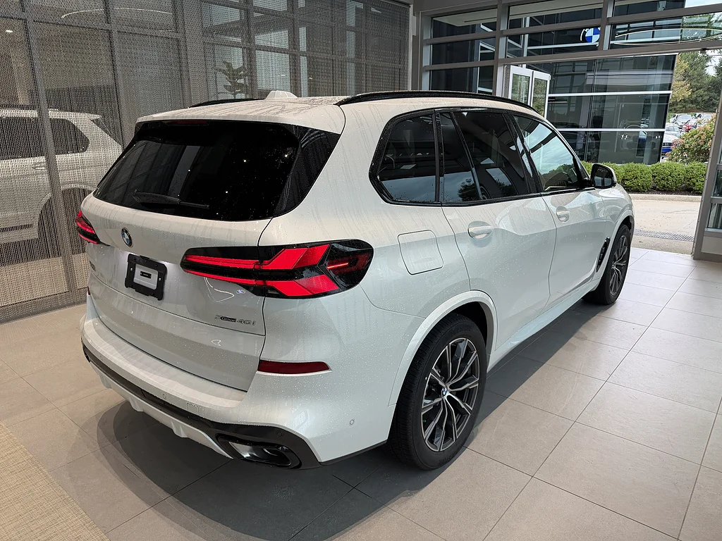 New 2026 Mineral White Metallic BMW xDrive40i image 6