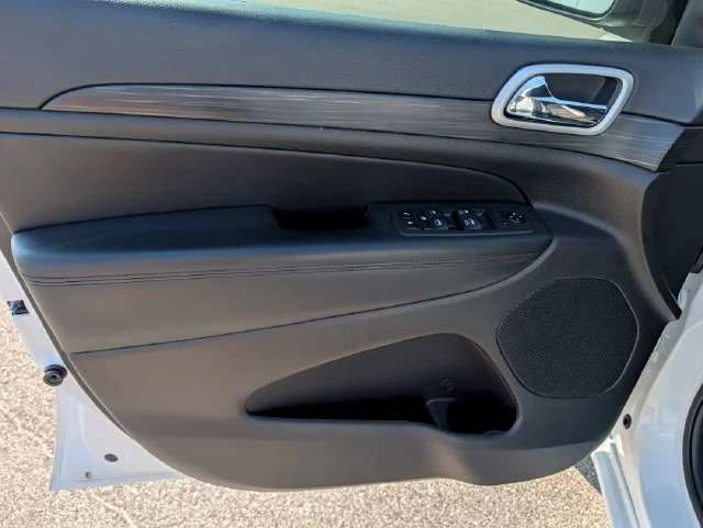 Used 2020 White Jeep Altitude image 10