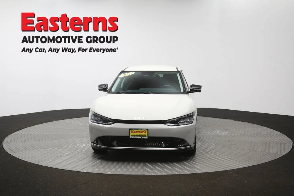 Used 2022 White Kia Wind image 51
