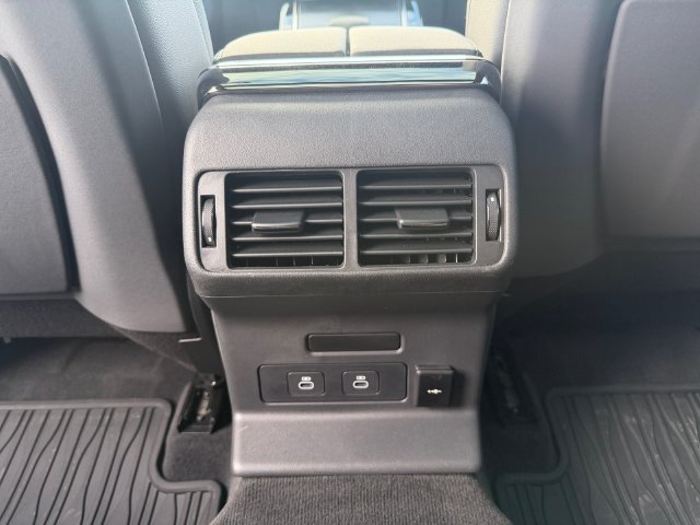 Used 2024  Land Rover Dynamic SE image 19