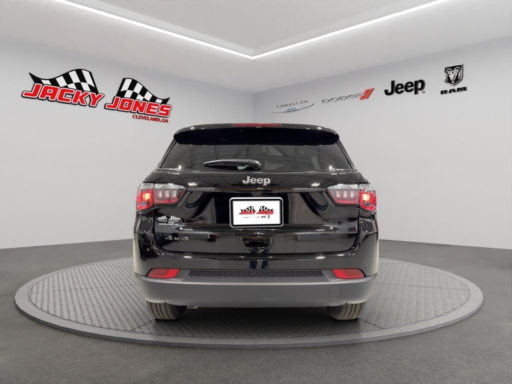 New 2026 Diamond Black Crystal Pearlcoat Jeep Latitude Altitude image 7