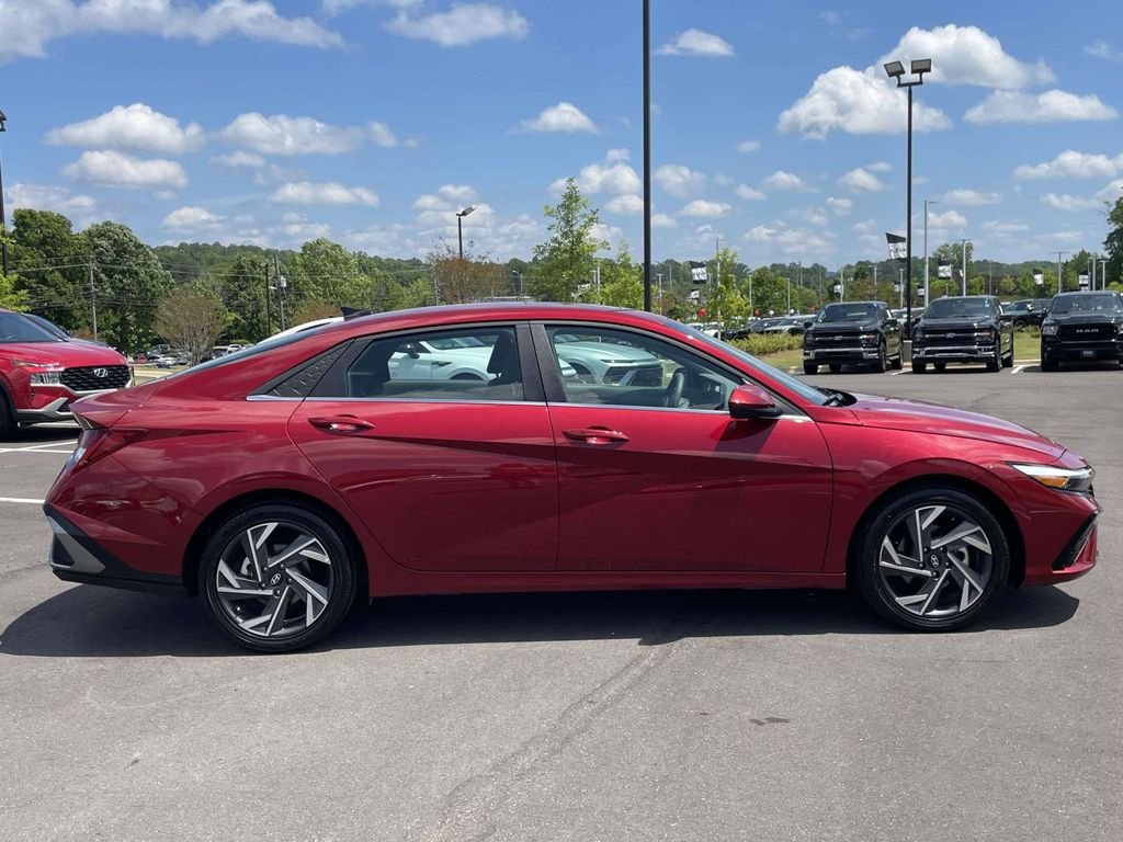 Used 2025 Red Hyundai SEL Convenience image 2