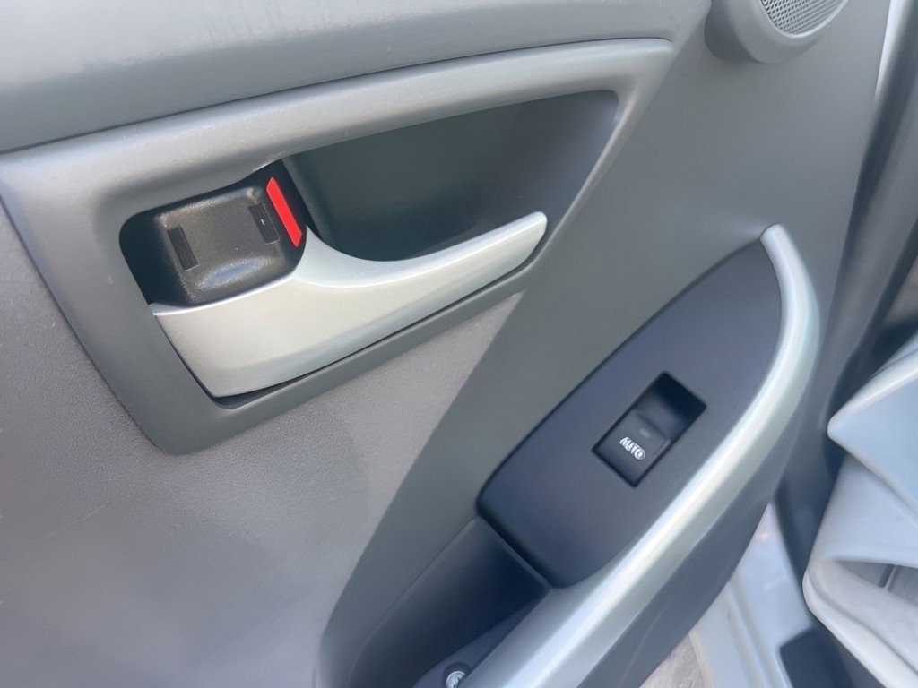 Used 2010 White Toyota V image 11