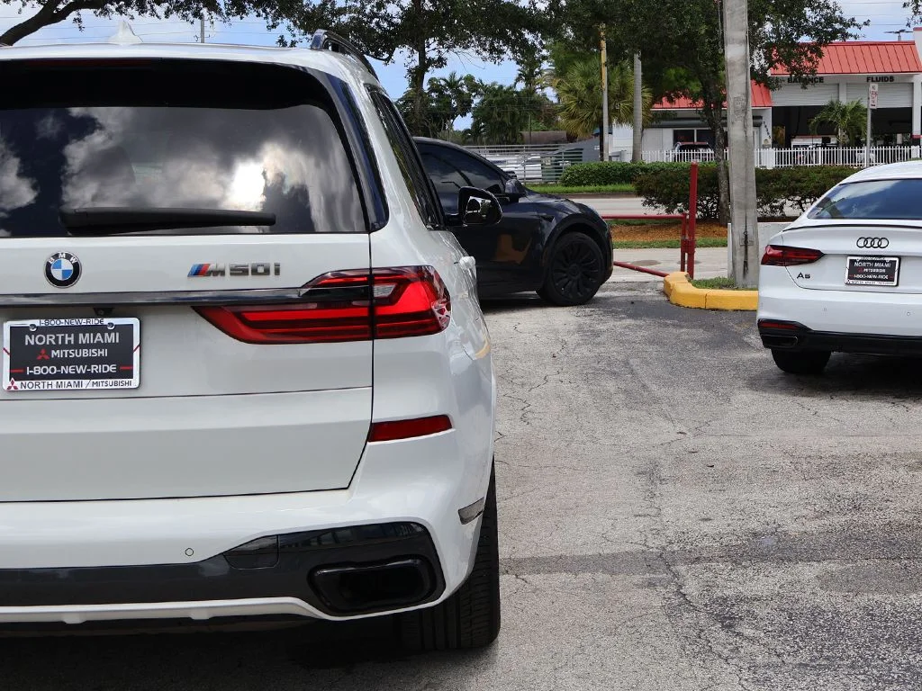 Used 2021 White BMW M50i image 22