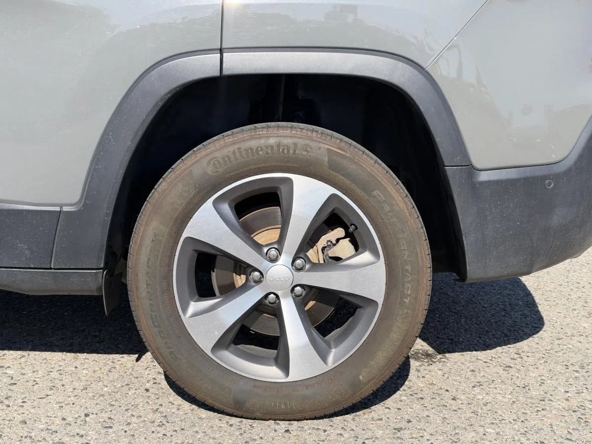 Used 2022 Grey Jeep Limited 4x4 image 11