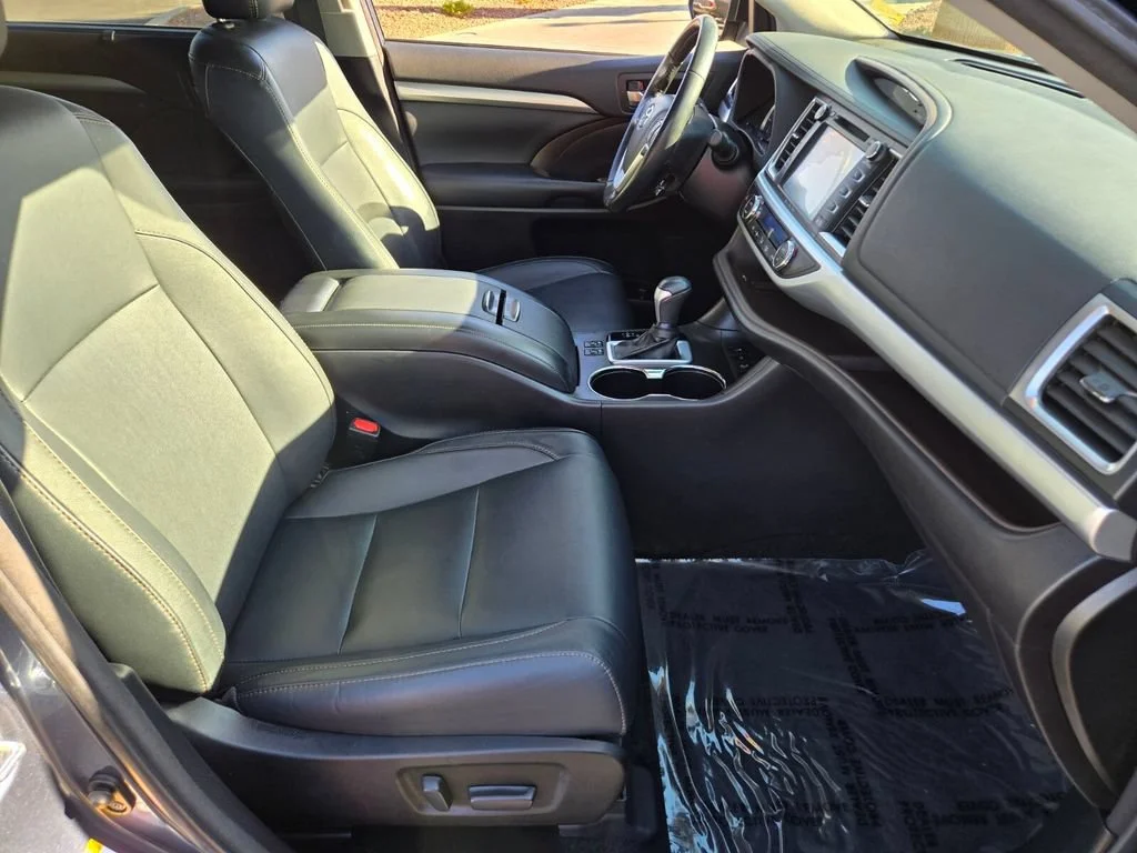 Used 2018 Shoreline Blue Pe Toyota SE image 15