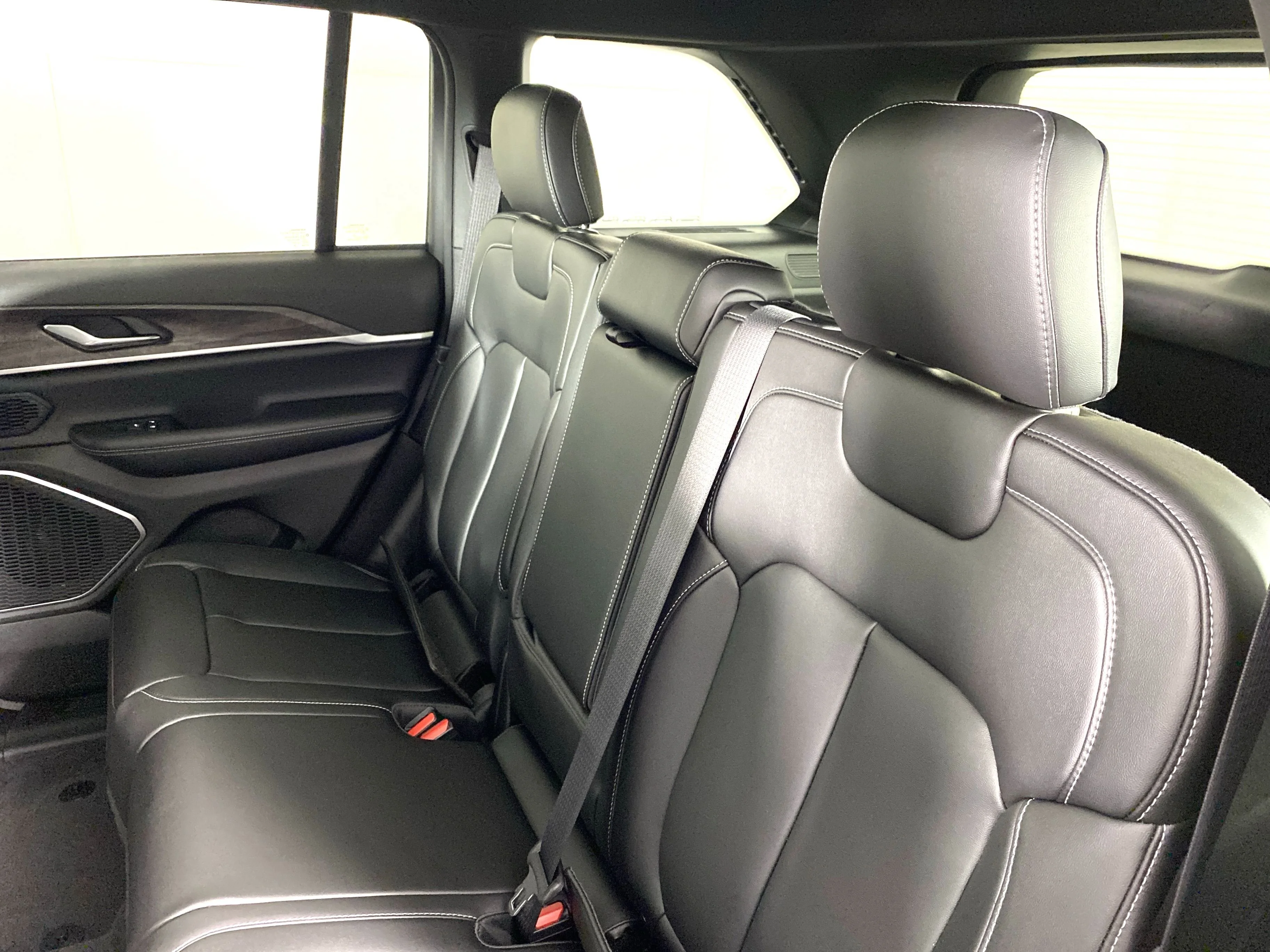 New 2026 Baltic Gray Metallic Clear-Coat Exterior Paint Jeep Limited image 30