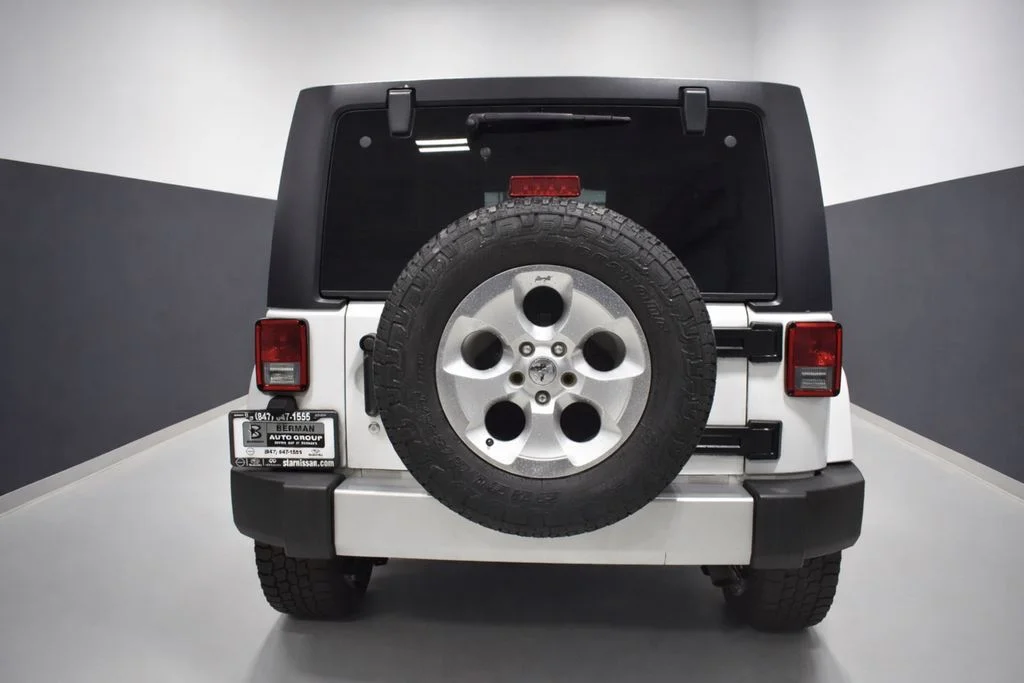 Used 2015 White Jeep Sahara image 9
