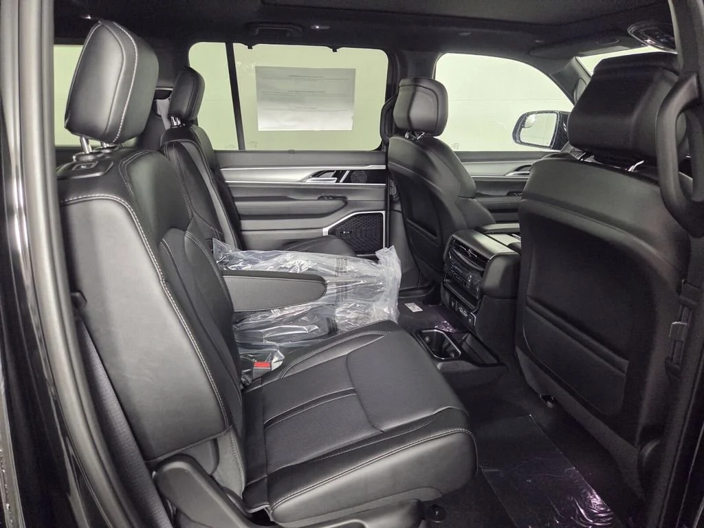 New 2026 High Gloss Black Exterior Paint Jeep Limited Reserve image 20