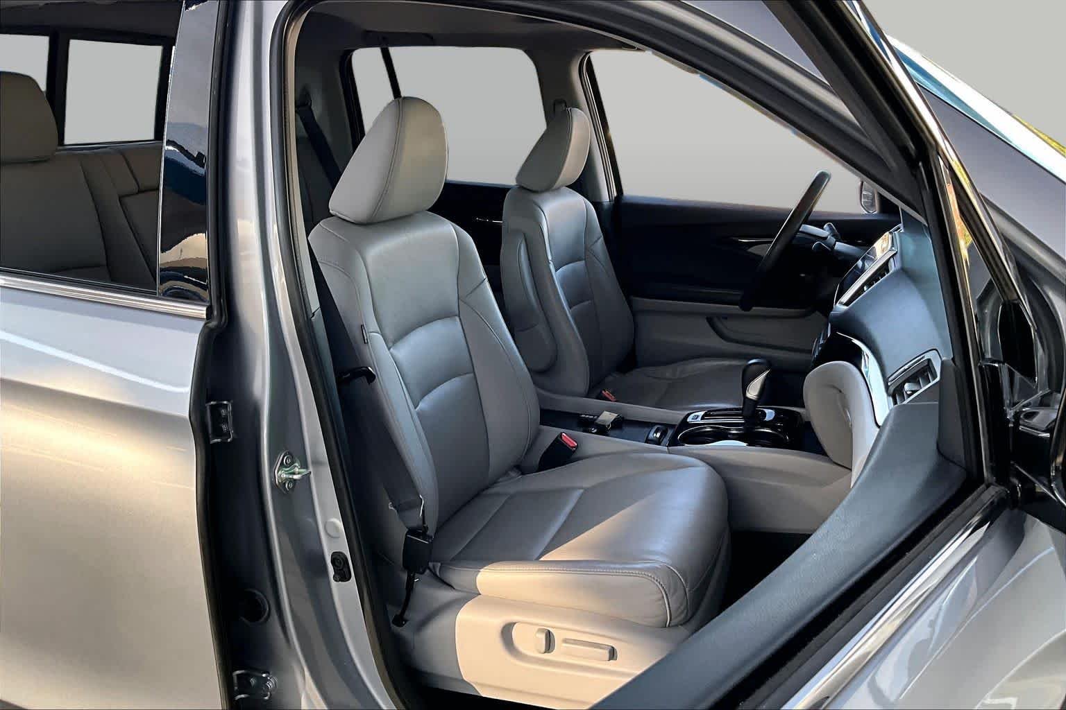 Certified Used 2019 Lunar Silver Metallic Honda RTL-E image 9