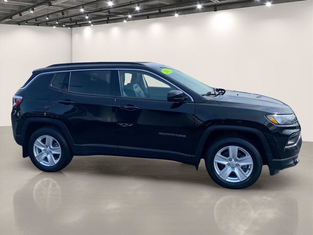 Used 2022 Diamond Black Crystal Pearlcoat Jeep Latitude image 8