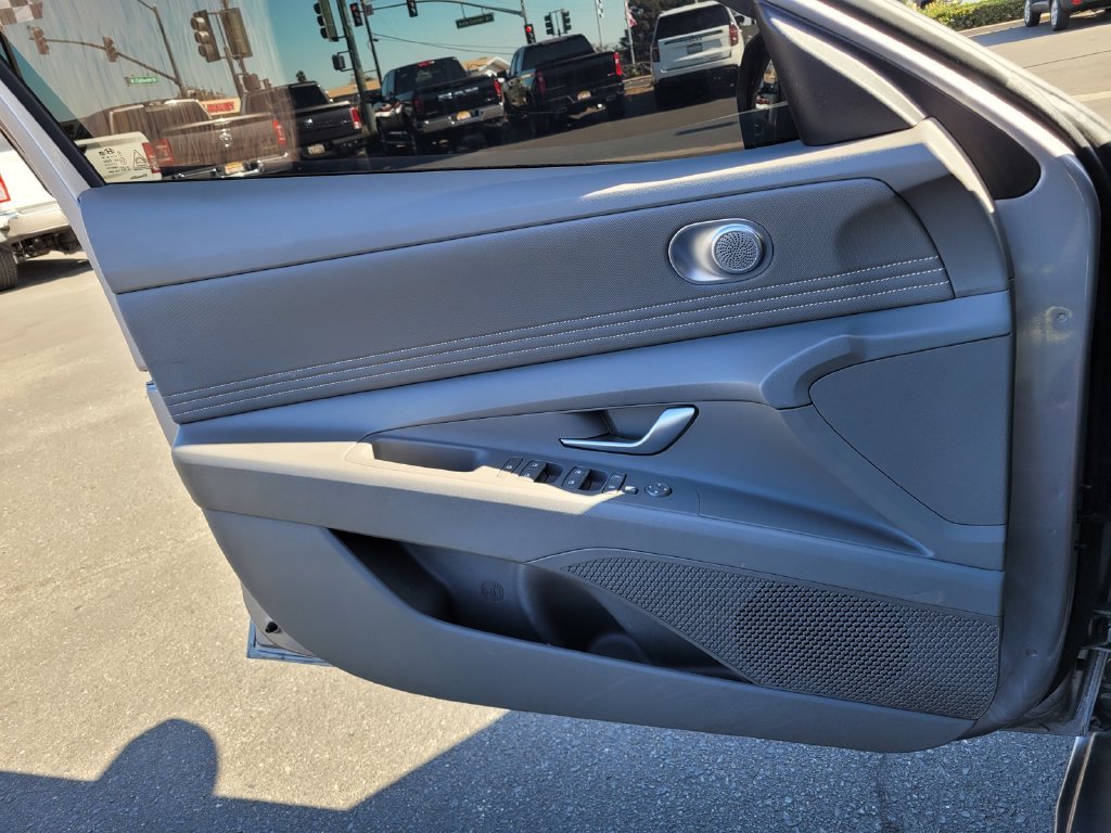 Used 2025 Silver Hyundai SEL Sport image 27