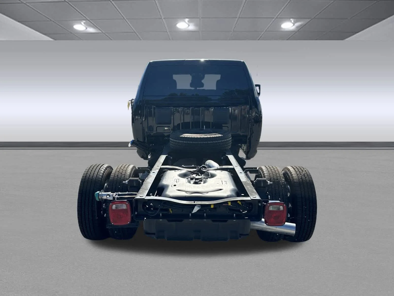 New 2025 Diamond Black Crystal Pearl-Coat Exterior Paint RAM Tradesman image 6