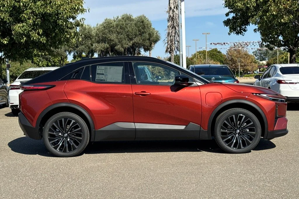 New 2026 Tandoori with Midnight Black Metallic roof <sup>1</sup> Toyota  XSE image 4
