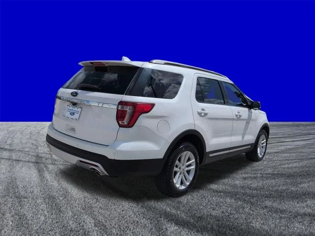 Certified Used 2017 White Platinum Clearcoat Metallic Ford XLT image 4