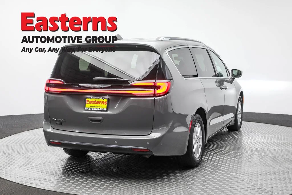 Used 2021 Gray Chrysler Touring L image 5