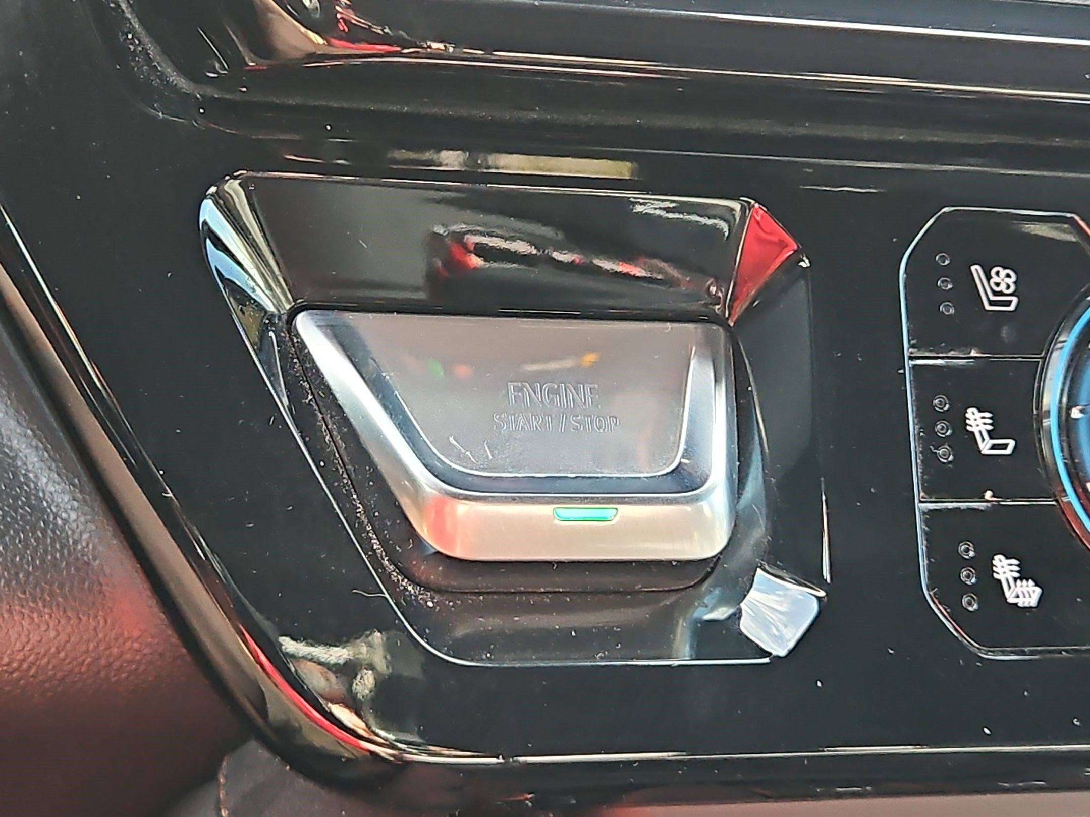 Used 2025 Summit White GMC AT4 image 18