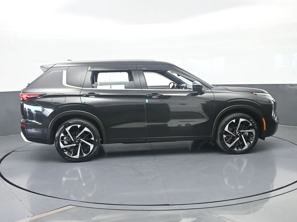 Used 2022 Black Mitsubishi SEL image 7