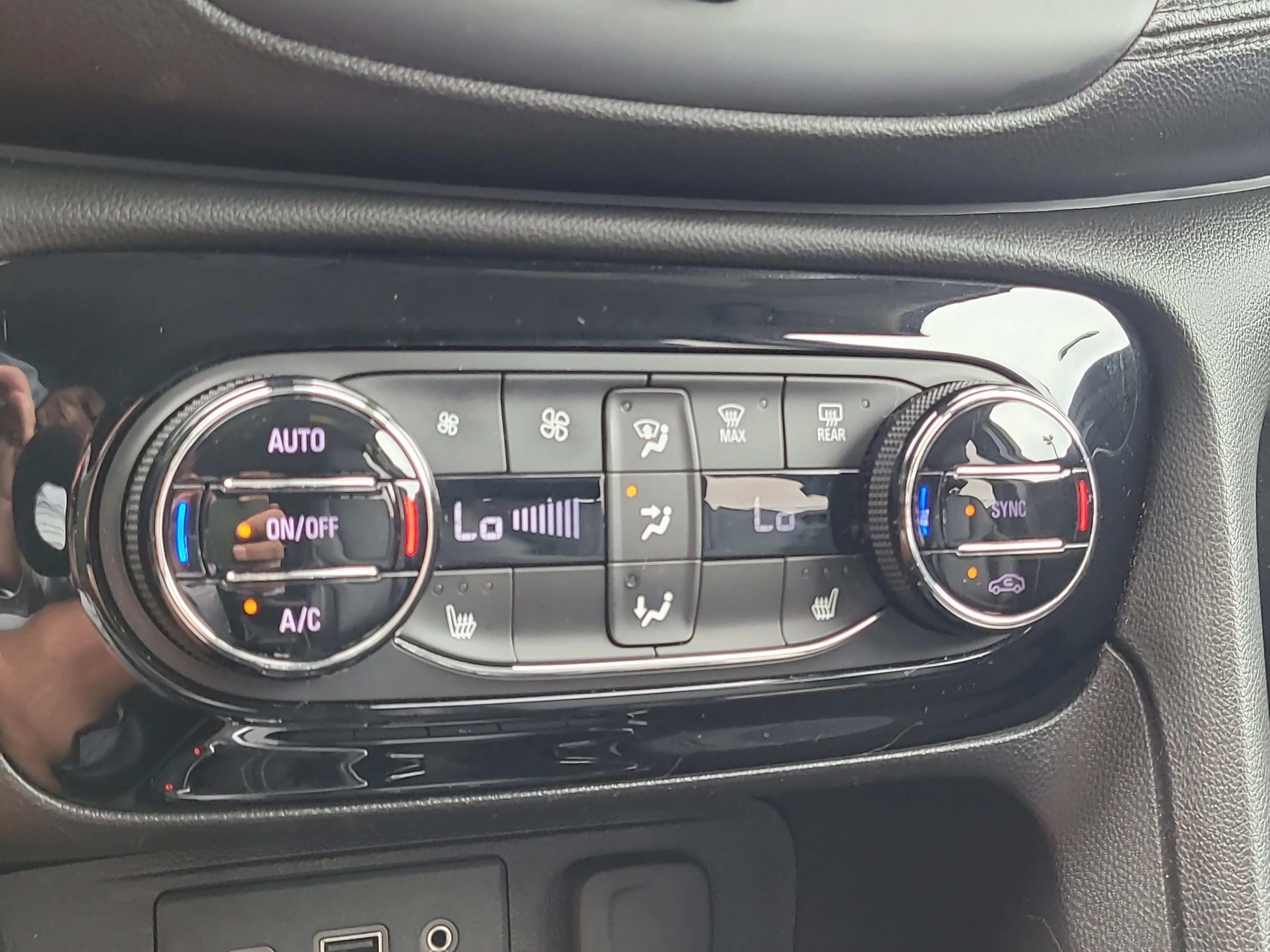 Used 2020 Ebony Twilight Metallic Buick Essence image 23