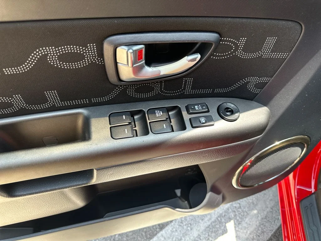 Used 2013 Red Kia Plus image 18
