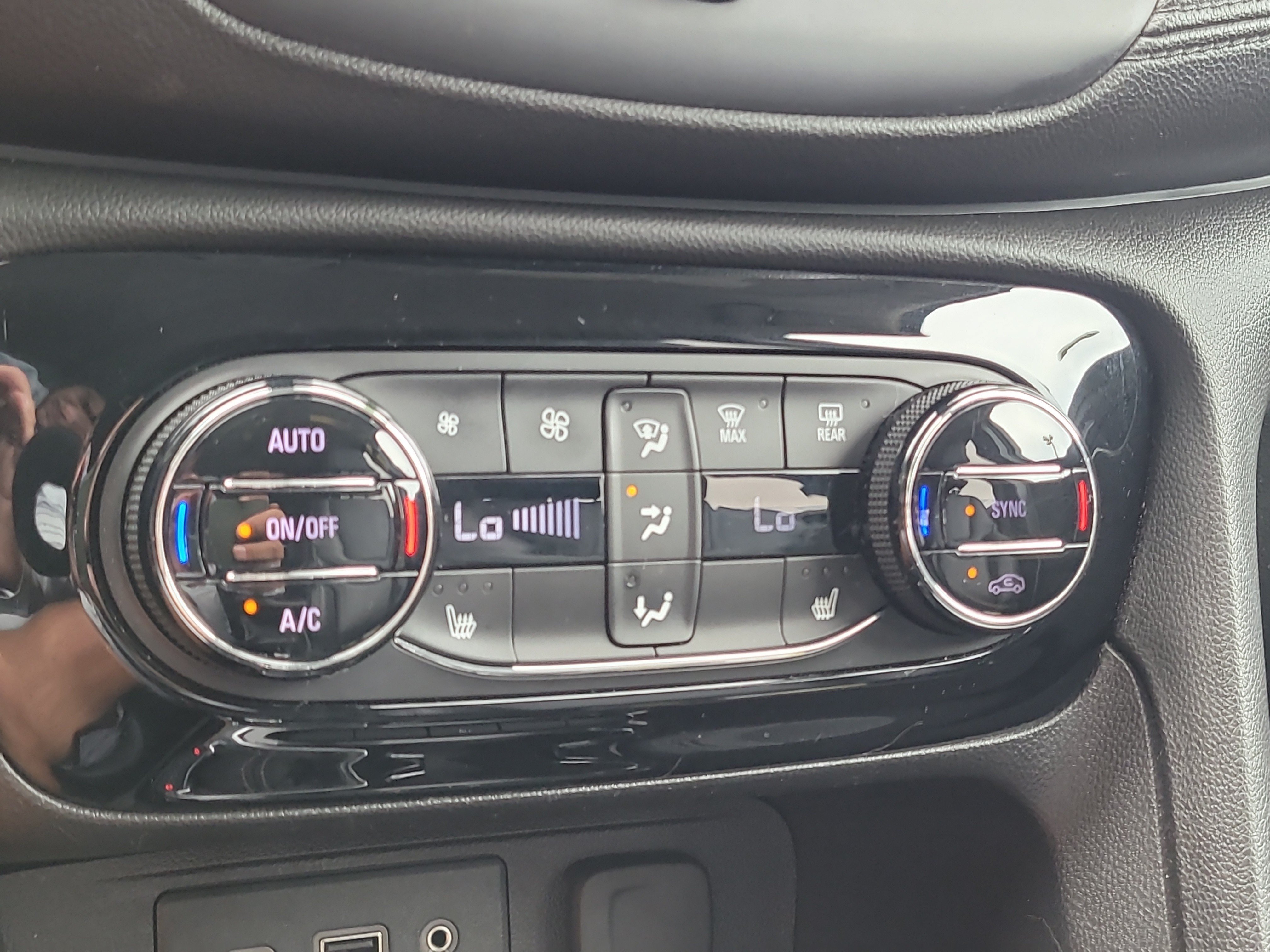 Used 2020 Ebony Twilight Metallic Buick Essence image 23