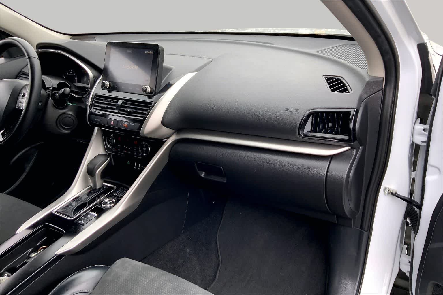 Used 2024 White Diamond Mitsubishi SE image 17