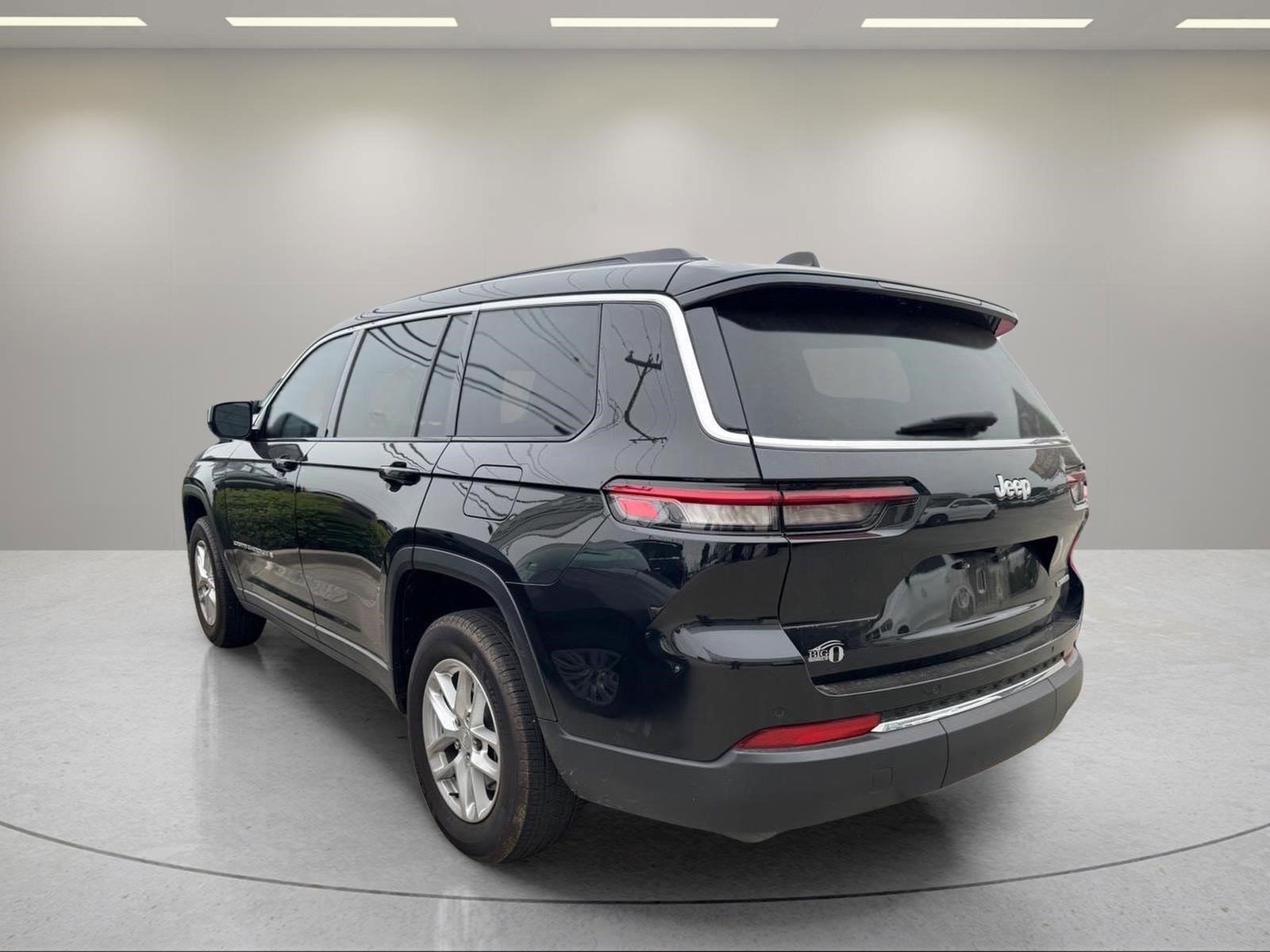 Used 2025 Diamond Black Crystal Pearlcoat Jeep Laredo X image 2