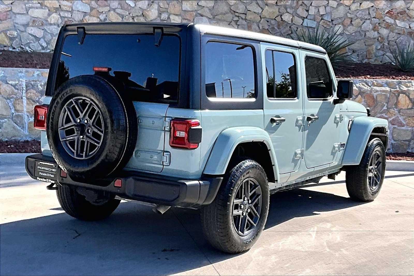 Used 2024 Earl Clearcoat Jeep Sport S image 7