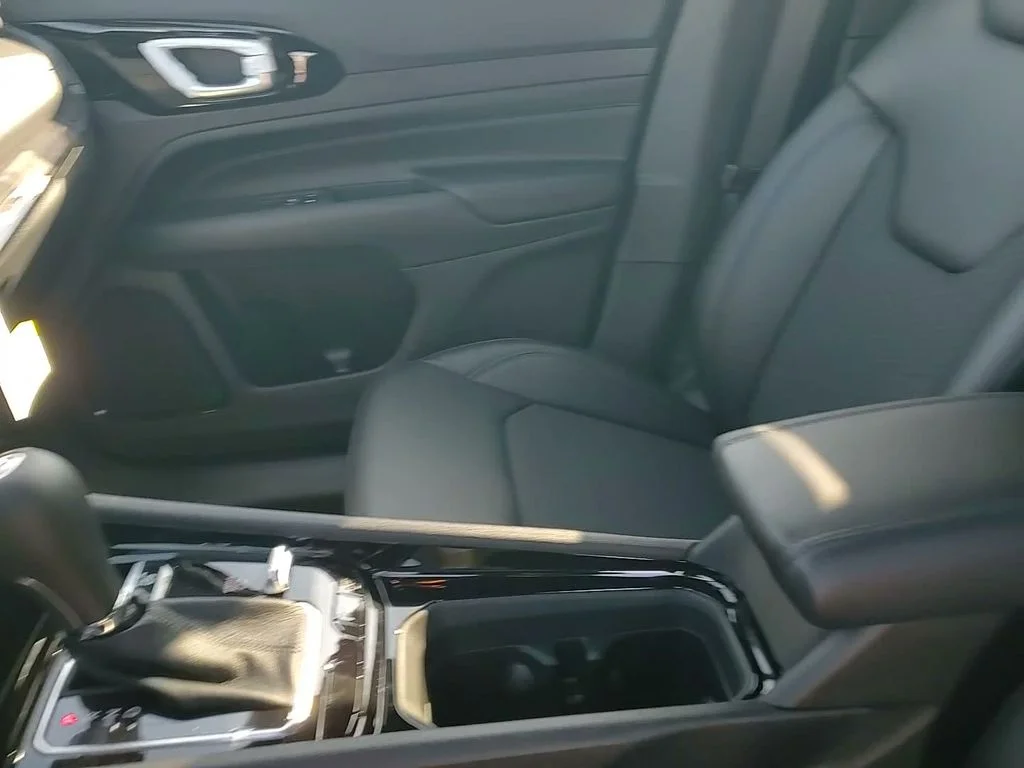 New 2026 Black Jeep Latitude image 32