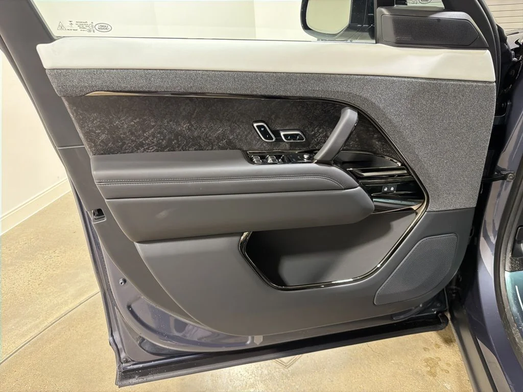 New 2026 Varesine Blue Land Rover Dynamic SE P530 V8 image 9